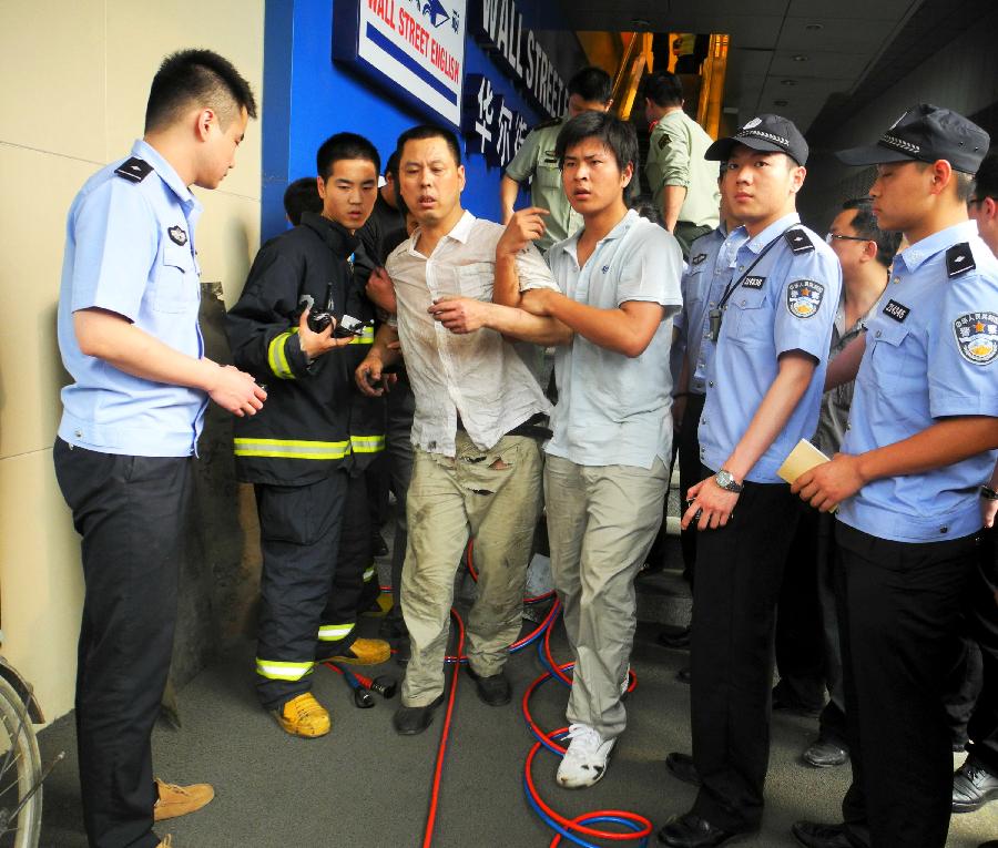 维修工被电梯卡住 消防人员携专业设备相救