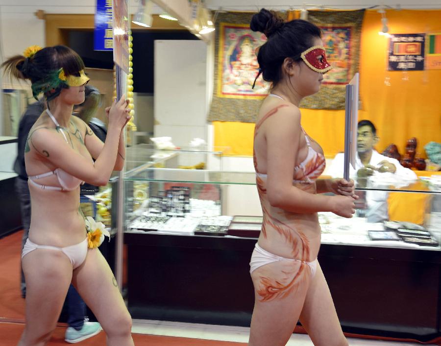 人体彩绘模特助阵杭州国际珠宝展