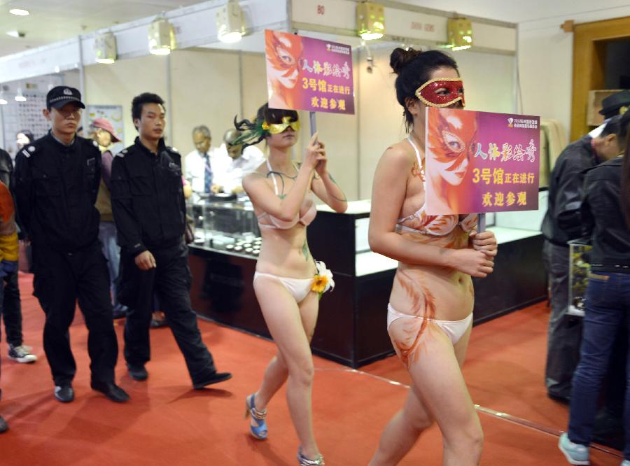 <em>人体</em>彩绘<em>模特</em>助阵杭州国际珠宝展_新华网上海