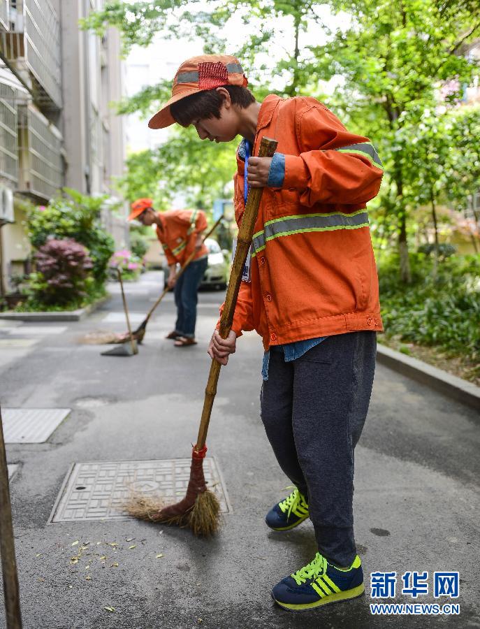 （社会）（6）杭州：大学生“换位”感受环卫岗位辛劳