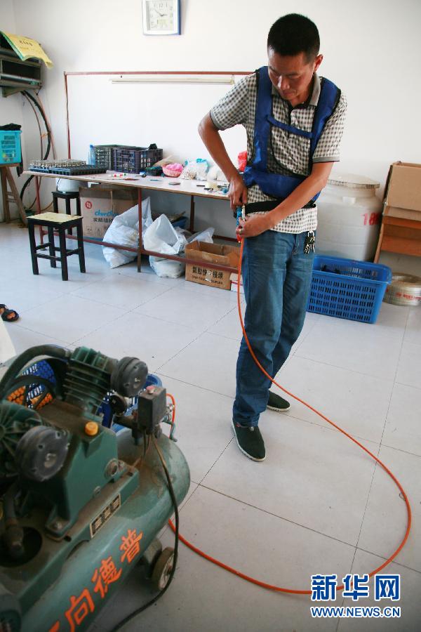 江苏南通市民发明空调<em>背心</em> 为高温作业者解