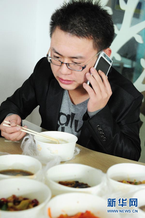 11月13日,曹宏志正在吃午饭时,接到了客户要求上门外拍的电话.