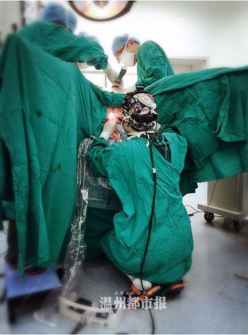 温州女医生蹲着为病人手术走红朋友圈