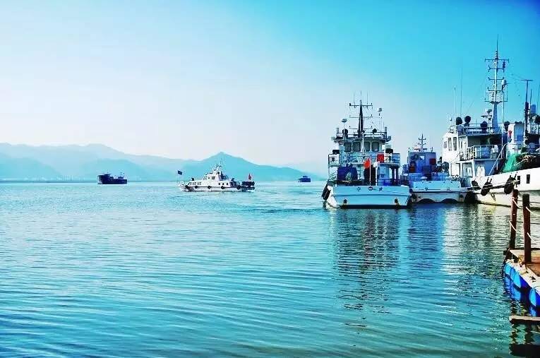 这里的海不及舟山热闹 却呈现了原汁原味的渔家生活 宁海的海在浙江似乎还没有什么名号,它的海产不如隔壁的象山,它的旅游不及远一些的舟山。但是淡然的它似乎并不在乎这一切,安安稳稳地过起渔民们小百姓的生活也许才是它的希冀。 强蛟镇- 海上千岛湖的渔家风情 一连串的小岛屿,像镶嵌在一块翡翠中的精灵,那是强蛟群岛,有人说它是海上千岛湖,而在这些小岛中数有小普陀之称的横山岛最美。在东部沿海最平静、水质最清澈蔚蓝的宁海湾里,横山岛是海天相接的那个点,不施粉黛的美人。 独家体验