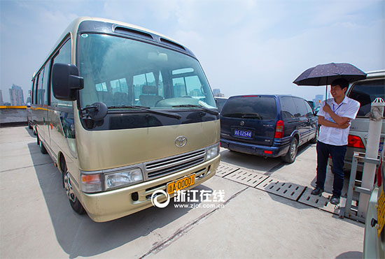 此次拍卖的公车当中有123多辆公车是带浙A号牌指标拍卖的.昨天拍高清图片