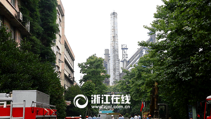 15日下午2点30分,杭钢集团炼铁厂的老一号高炉烟囱爆破拆除.