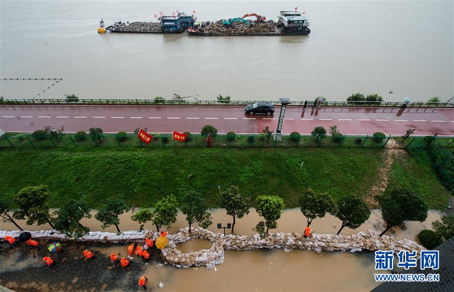 南京:江边学校大堤渗漏 抢险部队紧急救援