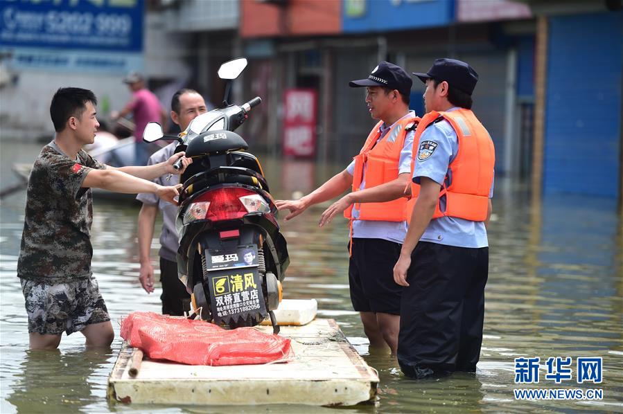 70后警察:洪水冲不垮的警察责任