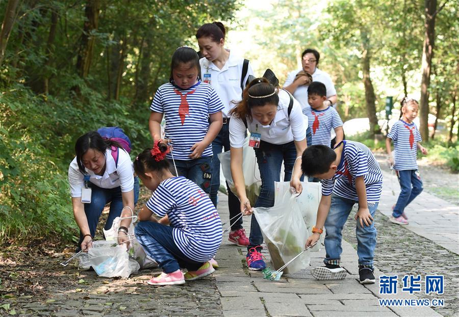 南京:志愿者紫金山上捡垃圾