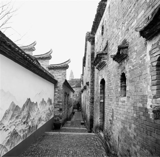 实行垃圾分类以后,村庄更干净,吸引了众多游客。葛跃进 摄 金华再次在全国人民面前露脸了。 12月22日,国家住房和城乡建设部正式发文,在全国推广金华市农村生活垃圾分类和资源化利用的经验。 这份长达17页的的通知中,高度评价了2014年以来,金华市积极推进农村生活垃圾分类和资源化利用的探索,要求全国各省(区、市)住房城乡建设或农村生活垃圾治理业务主管部门要认真学习金华经验,在本地区选择3个以上代表性县(市、区)开展农村生活垃圾分类和资源化利用示范,并组织编制实施方案,国家住房和城乡建设部将