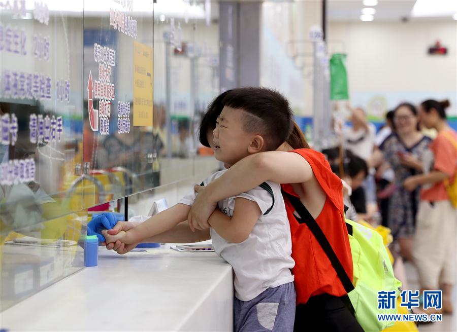 上海连发高温橙色预警 儿科医院迎来暑期就诊