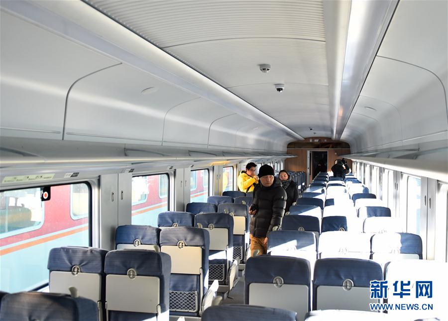 被昵称为"绿巨人"的新型时速160公里动力集中动车组——cr200j型复兴