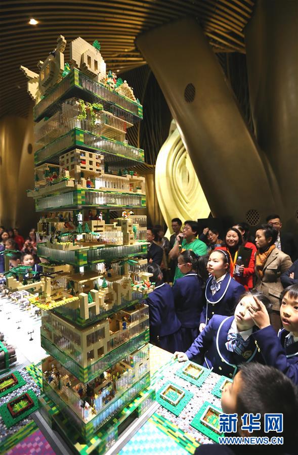 乐高“垂直城市”概念模型亮相上海中心大厦