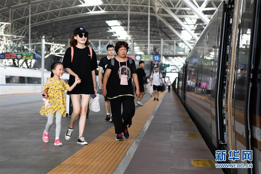 （社会）（3）南京铁路迎来中秋小长假客流高峰