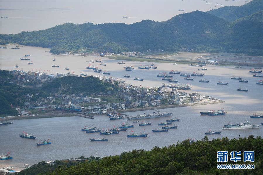 （社会）（1）东海伏季休渔结束 浙江象山千艘渔船整装出海