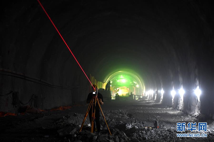 昌景黄铁路东山隧道建设稳步推进