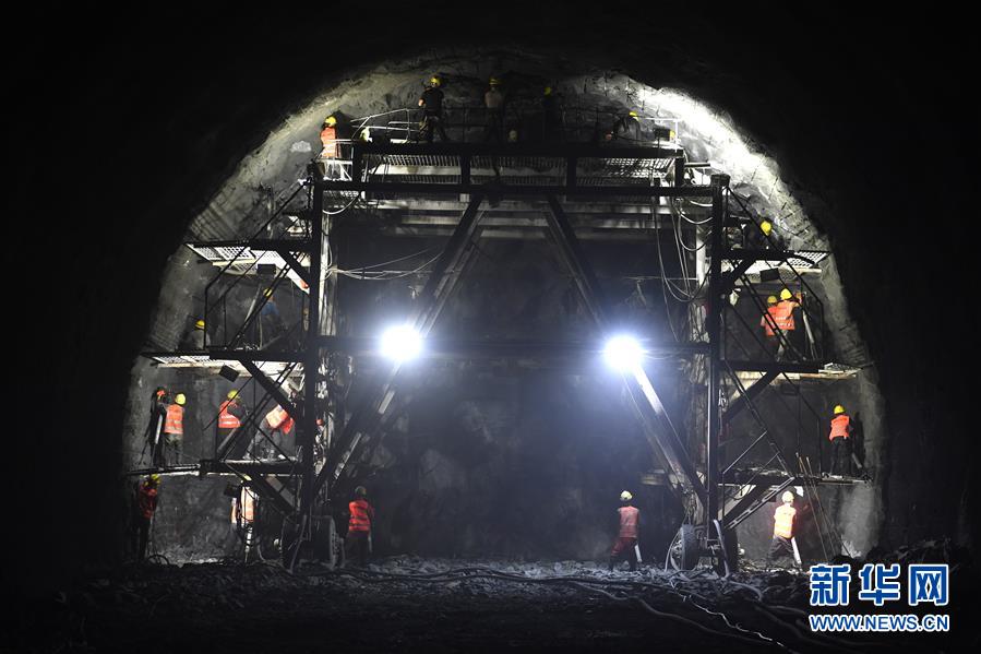 昌景黄铁路东山隧道建设稳步推进