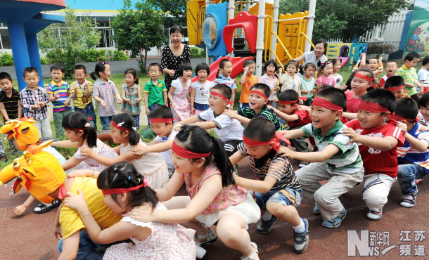 江苏:迎端午幼儿园里赛龙舟