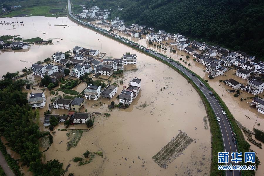 #（环境）（1）安徽黄山：暴雨引发洪涝灾害 被困群众及时转移