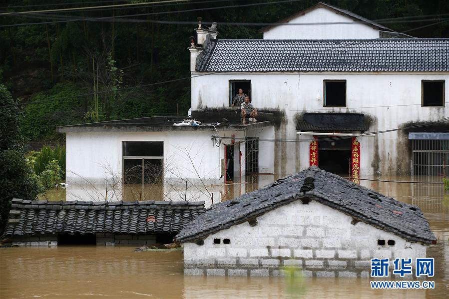 #（环境）（3）安徽黄山：暴雨引发洪涝灾害 被困群众及时转移