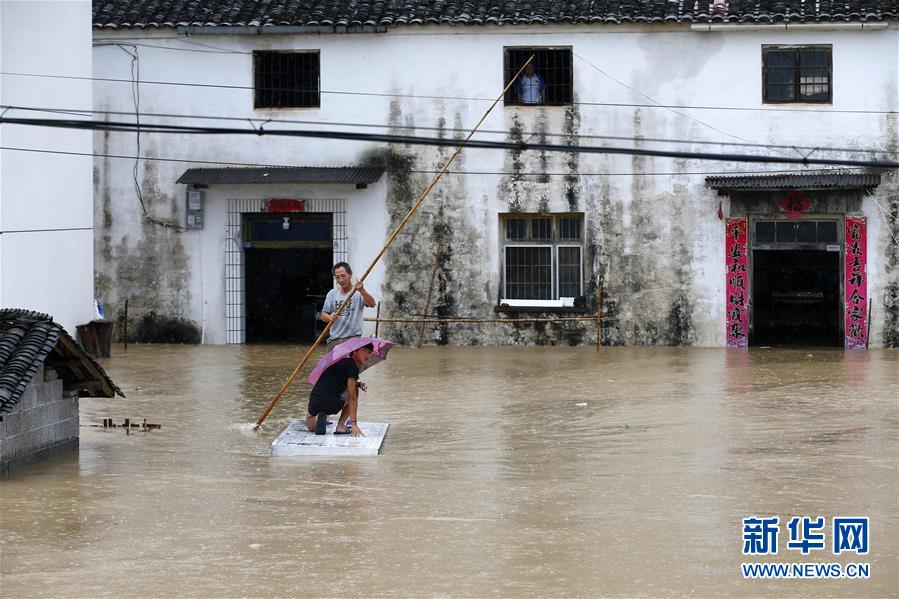 #（环境）（4）安徽黄山：暴雨引发洪涝灾害 被困群众及时转移