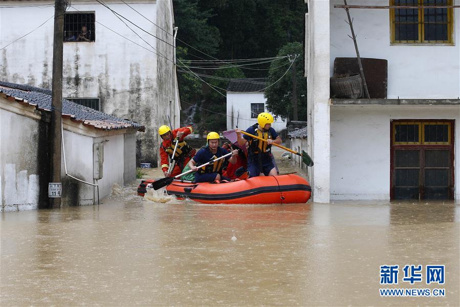 #（环境）（5）安徽黄山：暴雨引发洪涝灾害 被困群众及时转移