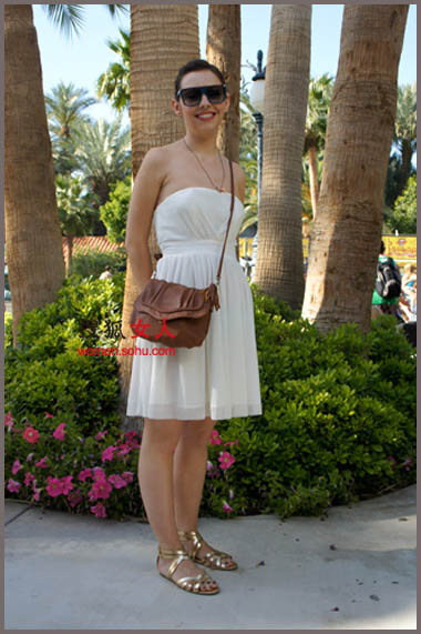 穿错衣!及膝裙半长不短粗腿好尴尬