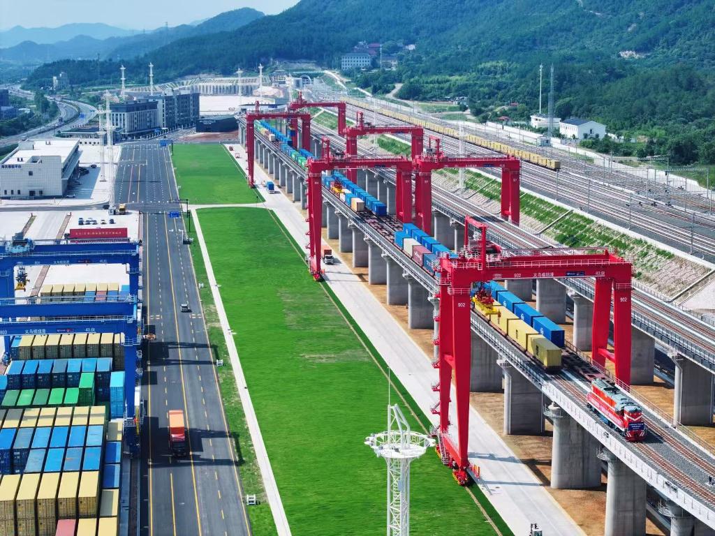国内首个混行模式自动驾驶试验铁路场站启用