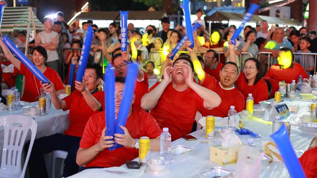 江苏连云港：看“苏超”尝海鲜 赛事点燃夏日消费热