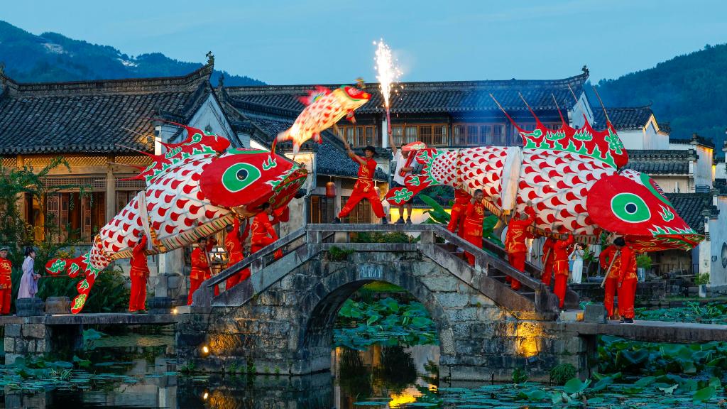 安徽黄山：夏夜古村文旅热