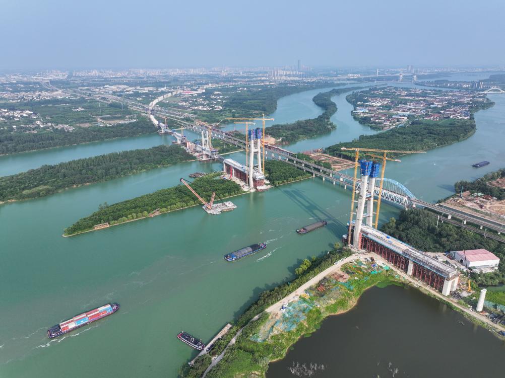 江苏扬州：沪渝蓉高铁跨京杭运河斜拉桥建设有序推进