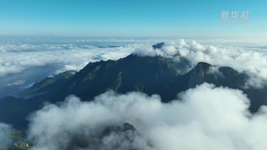安徽九华山：云腾雾绕隐群峰