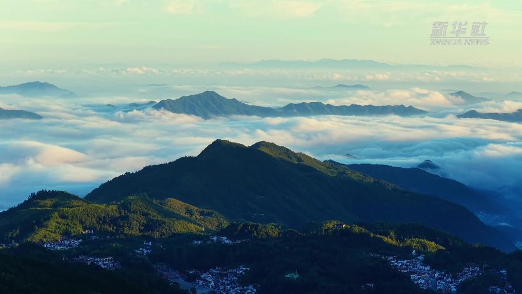 安徽九华山：雾涌峰峦美如画
