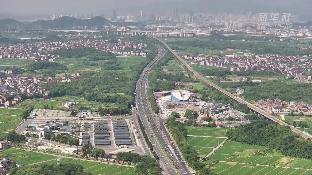 全新智能高速公路充电站在浙江桐庐服务区正式投用