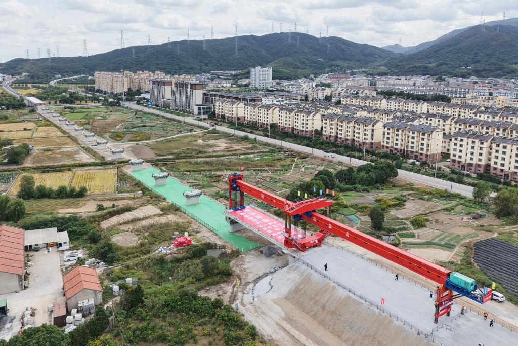 浙江:甬舟铁路首榀箱梁成功架设