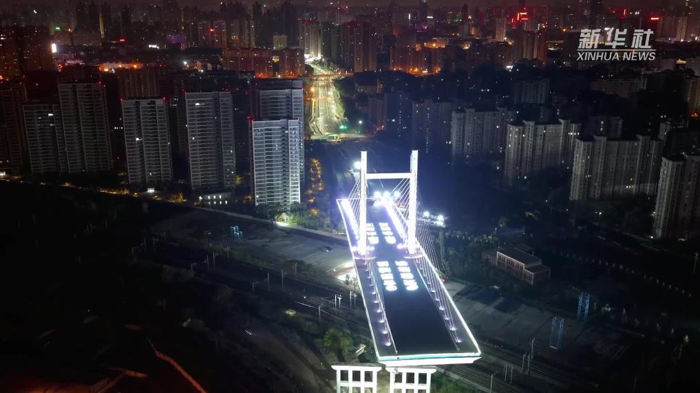 萬噸大橋轉體 上演“空中芭蕾”