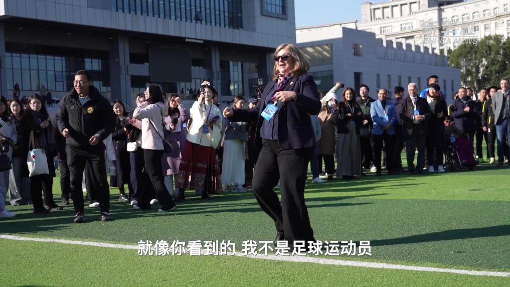 多国市长走进中国校园感受足球文化