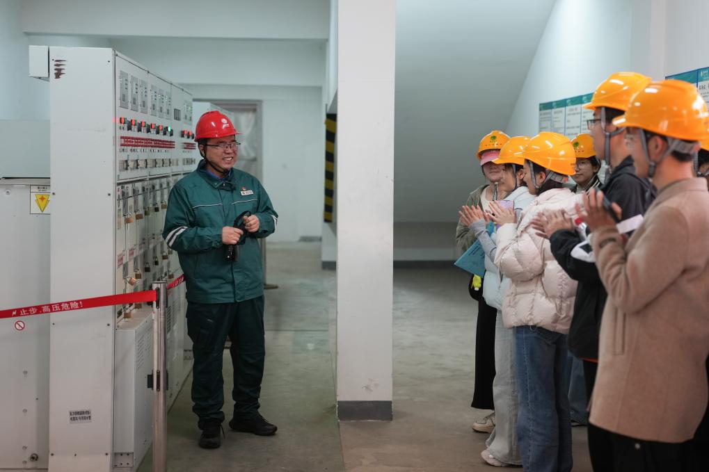 浙江宁波：大学思政课 与劳模面对面