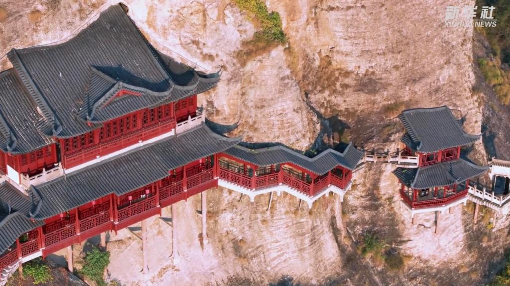 浙江建德：悬空寺旁银杏流金