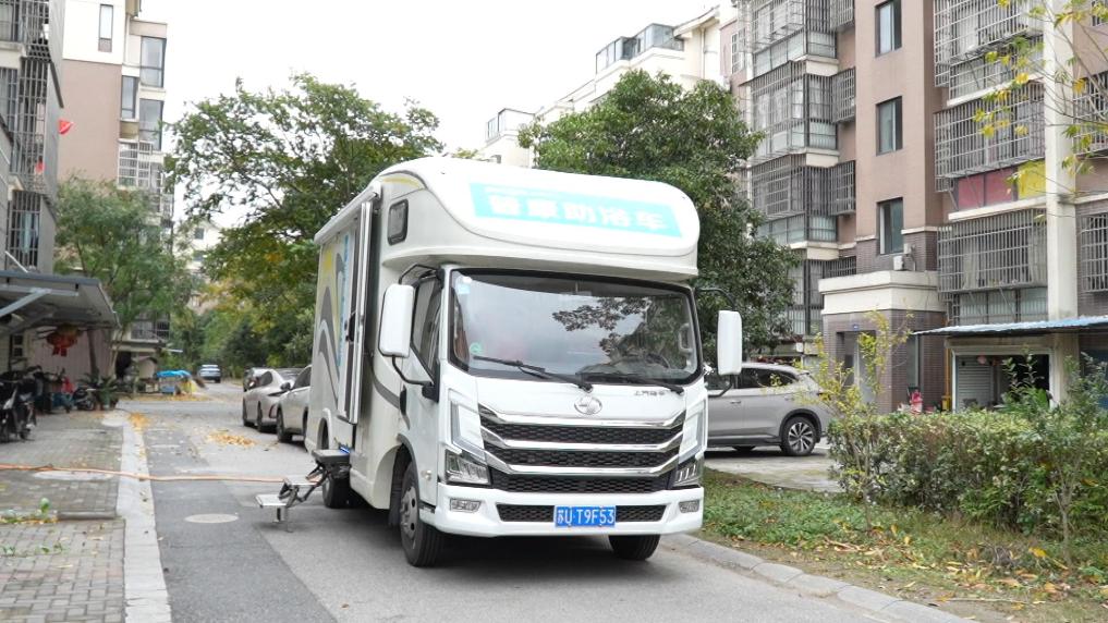 浙江湖州：公益“助浴车”冷冬送暖