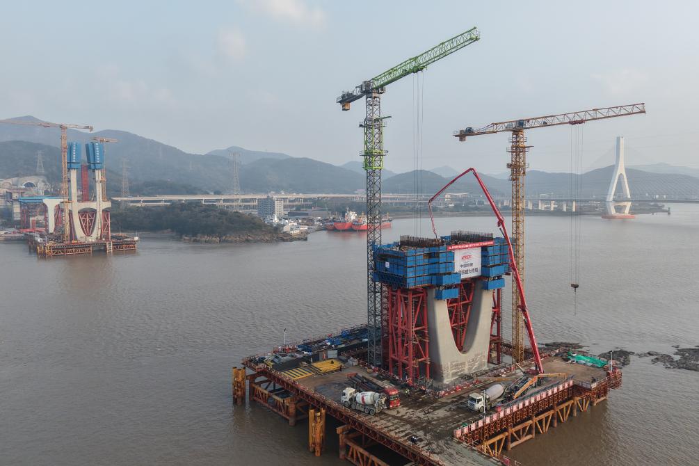 浙江：甬舟铁路富翅门公铁两用大桥建设正酣