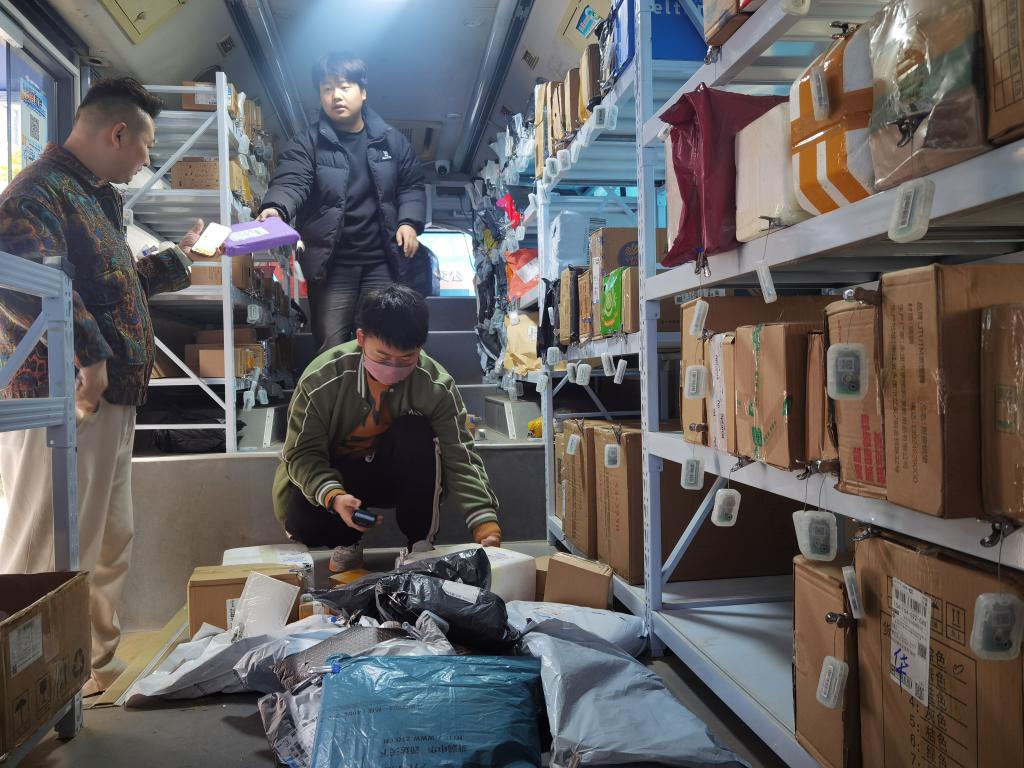 江苏如皋：闲置公交车变身快递驿站