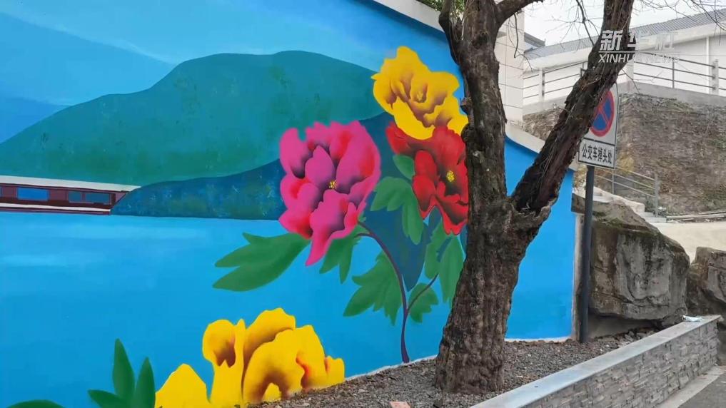 浙江宁波：中俄艺术家联袂创作 墙绘定格“友谊墙”