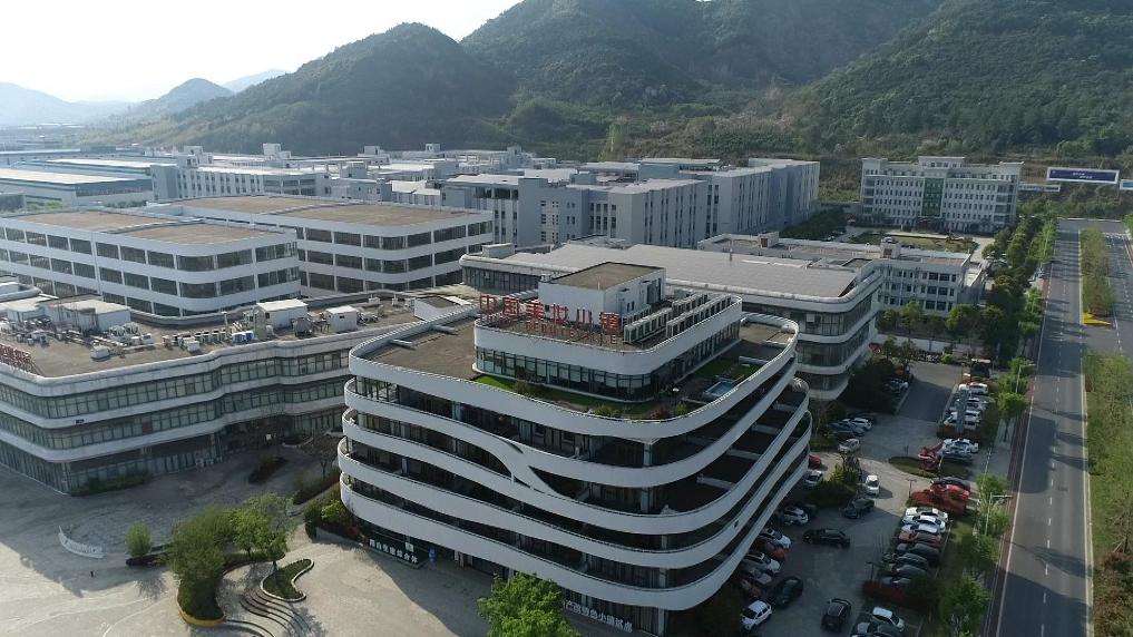 浙江湖州：美妆“小瓶罐”酿造美丽经济