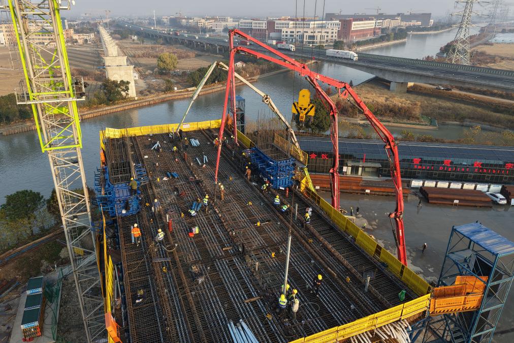 浙江嘉兴：通甬高铁施工忙