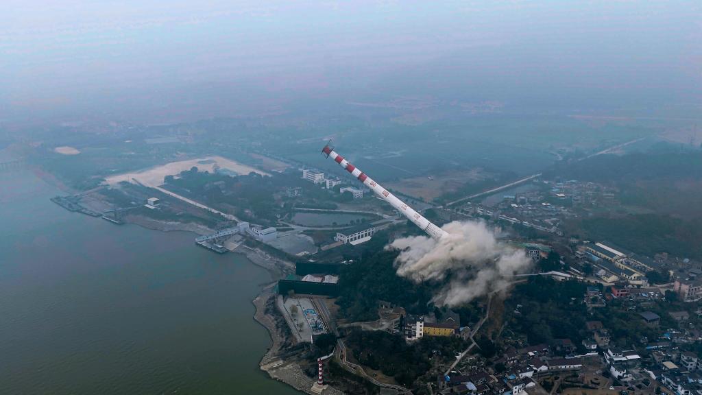 服役42年 安徽首座500千伏跨江电塔爆破拆除