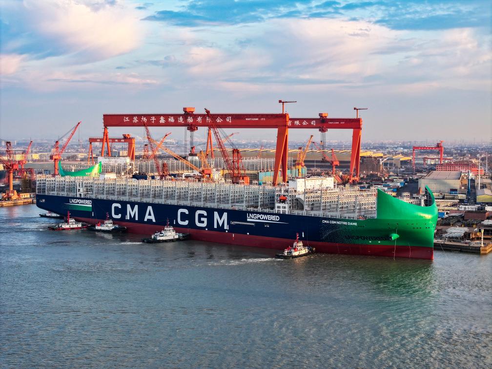 江苏泰州：超大型双燃料集装箱船顺利离港