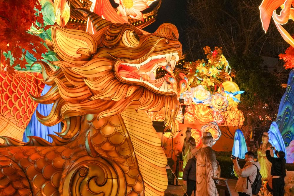 江苏南京：灯彩亮 迎新年