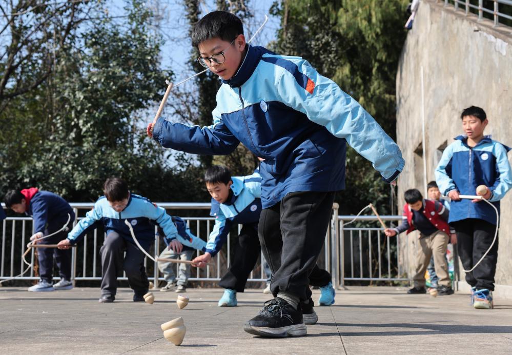 浙江诸暨：冬日校园开启传统游戏课