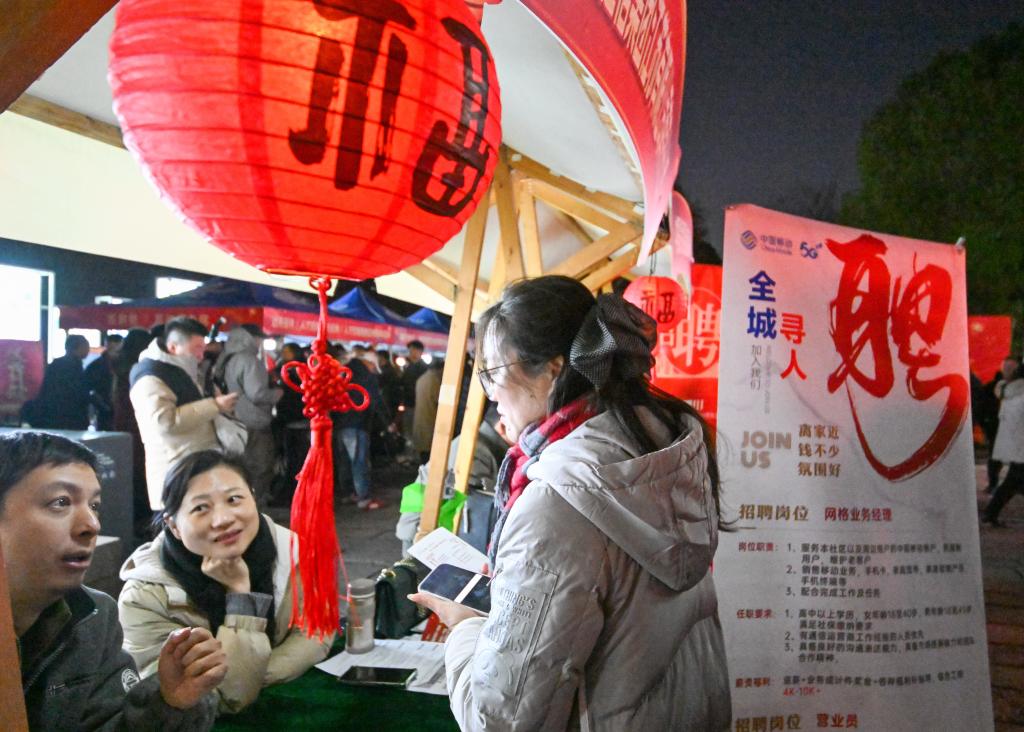 江苏：“人才夜市”促就业